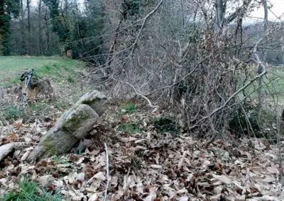 Photo de la croix de type Crozant dite croix d'accès aux Brousses ou croix de la Chinaud renversée en 2020 par un engin agricole