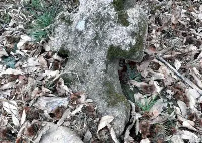 Photo de la croix de type Crozant dite croix d'accès aux Brousses ou croix de la Chinaud renversée en 2020 par un engin agricole