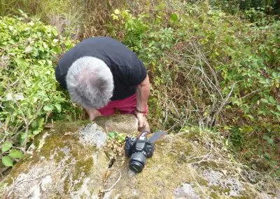 Photo de la croix de type Crozant dite Croix d'accès au Coureau alors qu'elle était enfouie