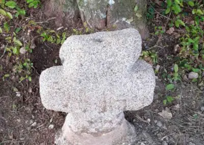 Photo de la croix de type Crozant dite Croix d'accès à la Chaudronnière avec cupule visible