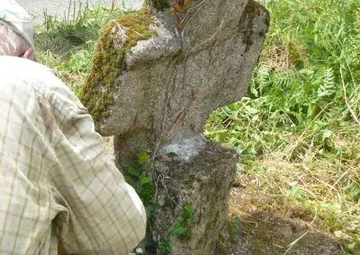 Photo d'une croix de Crozant en train d'être entretenue par des membres de l'association ASCTC pendant une action de débroussaillage.