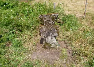 Photo d'une croix de Crozant en train d'être entretenue par des membres de l'association ASCTC pendant une action de débroussaillage.