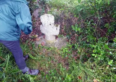 Photo d'une croix de Crozant en train d'être entretenue par des membres de l'association ASCTC pendant une action de débroussaillage.