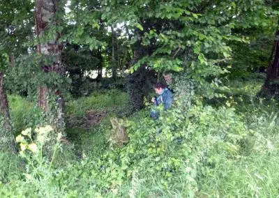 Photo d'une croix de Crozant en train d'être entretenue par des membres de l'association ASCTC pendant une action de débroussaillage.