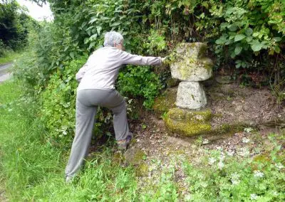 Photo d'une croix de Crozant en train d'être entretenue par des membres de l'association ASCTC pendant une action de débroussaillage.