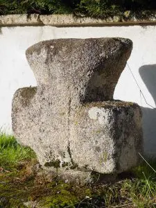 Photo de la croix de type Crozant dite croix d'accès à l'Age-Quatre-Maux située dans le village