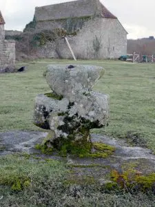 Photo de la croix de type Crozant dite croix des Places ou croix d'accès au Château