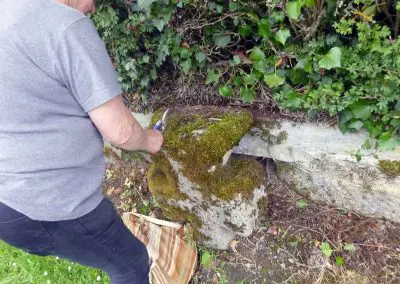Photo de la croix de type Crozant dite croix d'accès à Josnon en cours d'entretien