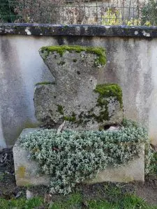 Photo de la croix de type Crozant dite croix d'accès à Maisons - Sur la route