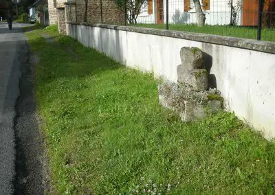 Photo de la croix de type Crozant dite croix d'accès à Maisons - Sur la route