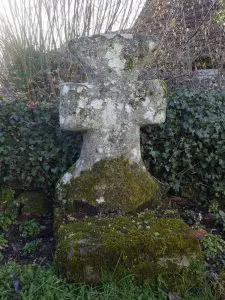 Photo de la croix de type Crozant dite croix d'accès à Maisons - Dans le village