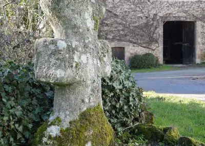 Photo de la croix de type Crozant dite croix d'accès à Maisons - Dans le village