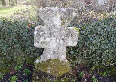 Photo de la croix de type Crozant dite croix d'accès à Maisons - Dans le village