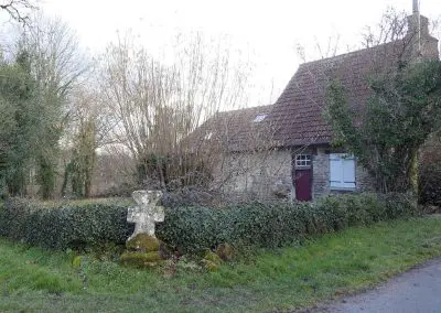 Photo de la croix de type Crozant dite croix d'accès à Maisons - Dans le village