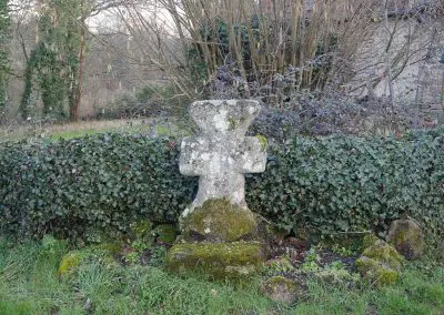 Photo de la croix de type Crozant dite croix d'accès à Maisons - Dans le village
