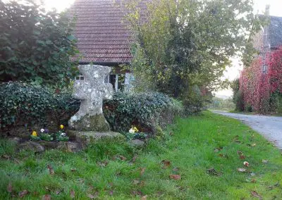 Photo de la croix de type Crozant dite croix d'accès à Maisons - Dans le village